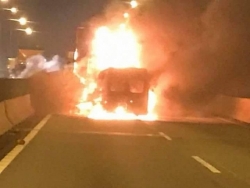 Ô tô bốc cháy sau khi tông container trên cao tốc, 2 người chết