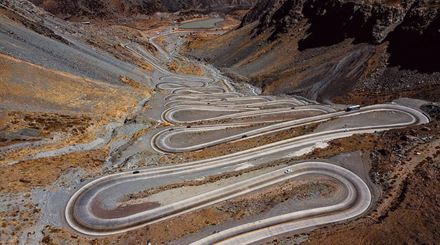 dat cuoc ca tinh mang tren nhung con duong ngoan ngoeo nguy hiem nhat the gioi