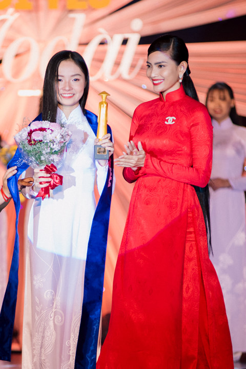 nu sinh truong thpt thu thiem dang quang guong mat nu sinh ao dai 2018