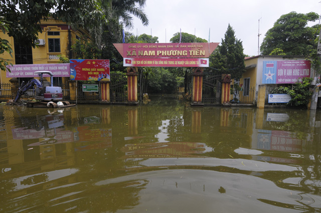 ha noi kinh hoang bien rac bua vay nguoi dan ngoai thanh sau lu