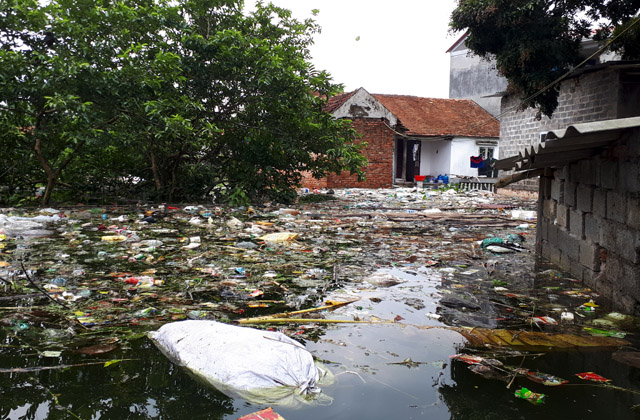 ha noi kinh hoang bien rac bua vay nguoi dan ngoai thanh sau lu