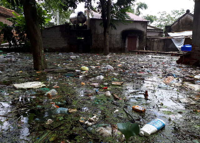 ha noi kinh hoang bien rac bua vay nguoi dan ngoai thanh sau lu