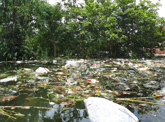 ha noi kinh hoang bien rac bua vay nguoi dan ngoai thanh sau lu
