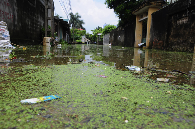 ha noi kinh hoang bien rac bua vay nguoi dan ngoai thanh sau lu