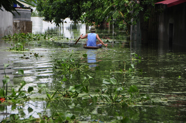 ha noi kinh hoang bien rac bua vay nguoi dan ngoai thanh sau lu