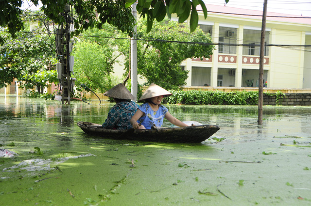 ha noi kinh hoang bien rac bua vay nguoi dan ngoai thanh sau lu