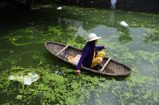 ha noi kinh hoang bien rac bua vay nguoi dan ngoai thanh sau lu