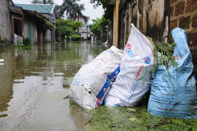 ha noi kinh hoang bien rac bua vay nguoi dan ngoai thanh sau lu