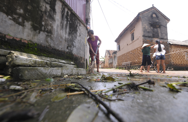 ha noi kinh hoang bien rac bua vay nguoi dan ngoai thanh sau lu