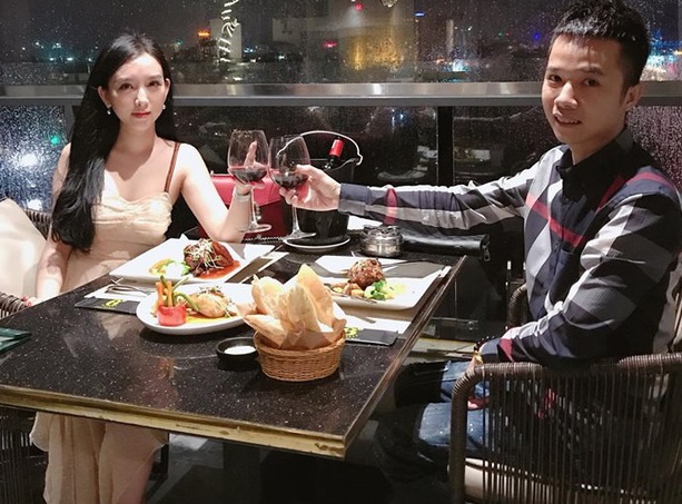 doi vo chong ky niem 11 nam yeu nhau hoanh trang bi nghi lam mau