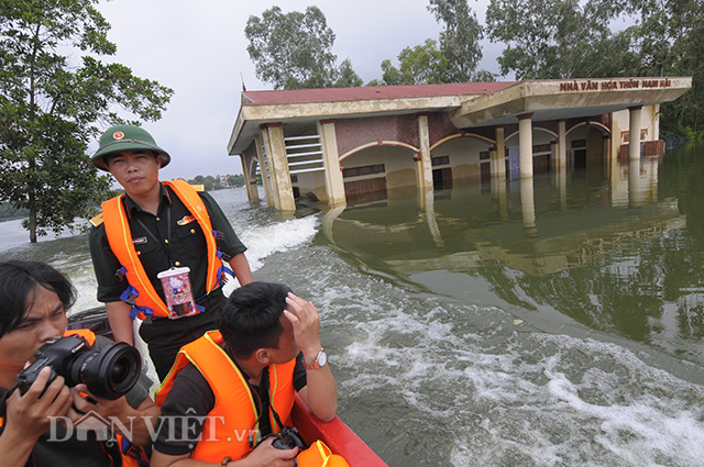 ha noi ngap ngay thu 9 nuoc mat nong dan hoa vao nuoc lu