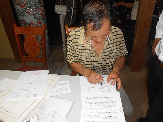 thi the be trai co cuon day xich buoc vao tru be tong duoi day ao