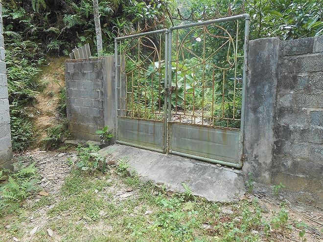 thi the be trai co cuon day xich buoc vao tru be tong duoi day ao