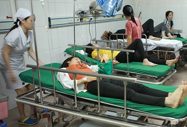 xe cho hon 20 cong nhan lat xuong ruong o nghe an