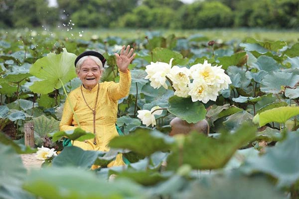 thon thuc truoc cu ba 90 lam duyen voi hoa sen voi nu cuoi rang den toa nang