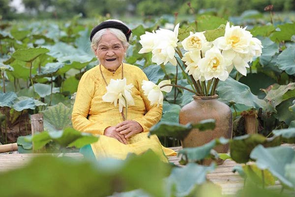 thon thuc truoc cu ba 90 lam duyen voi hoa sen voi nu cuoi rang den toa nang