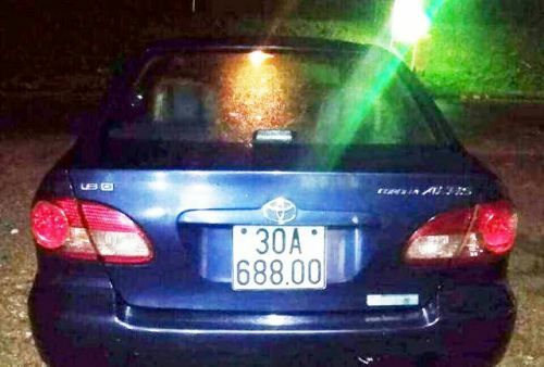 Chiếc ôtô bị đánh cắp khi đậu qua đêm trên vỉa hè chiec oto bi danh cap khi dau qua dem tren via he