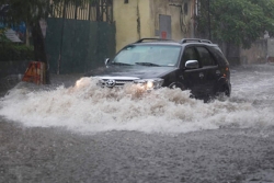 anh ha noi mua nhu trut nuoc nhieu tuyen pho noi do ngap sau