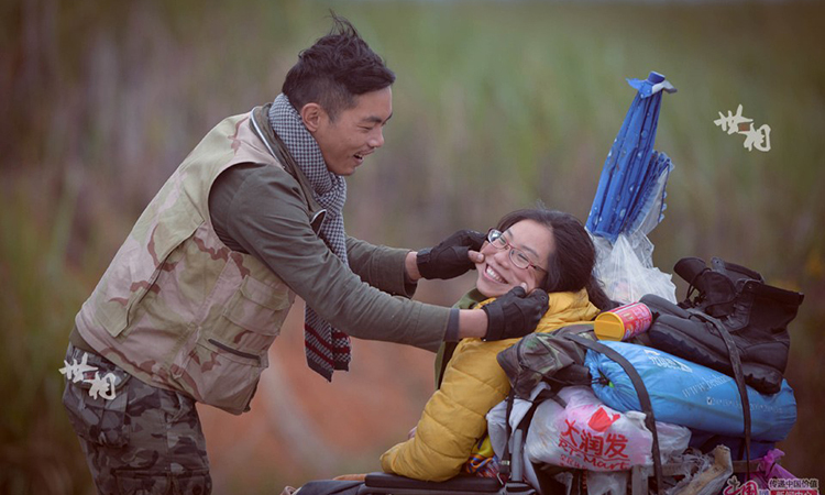 Kết đẹp của chàng trai đưa bạn gái liệt đi xuyên Trung Quốc ket dep cua chang trai dua ban gai liet di xuyen trung quoc