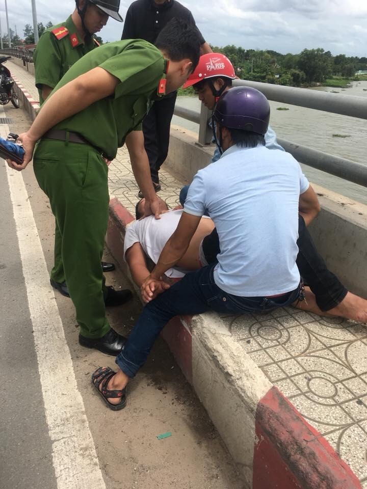 ngan chan thanh cong nguoi dan ong dinh nhay cau tu tu