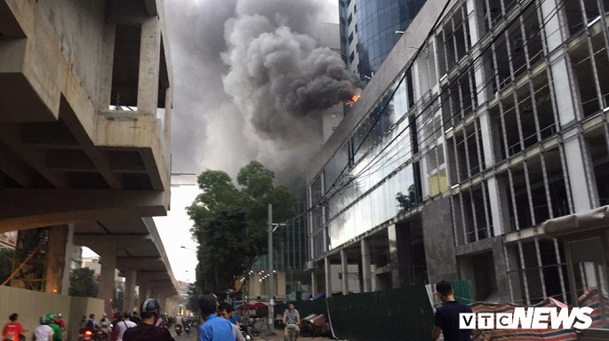 chay lon tai toa nha dang xay o ha noi khoi den giang kin troi