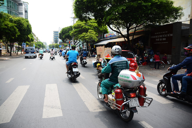 phu thuy rac thai voi kho ve chai doc nhat khien nguoi sai gon giat minh