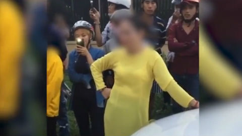 Người phụ nữ chửi bới CSGT khi bị dừng xe kiểm tra nồng độ cồn nguoi phu nu chui boi csgt khi bi dung xe kiem tra nong do con