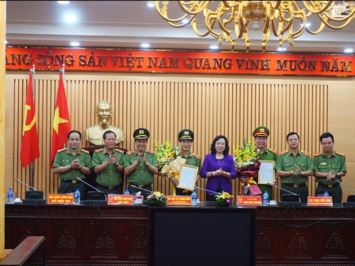 cong bo quyet dinh nghi huu voi 2 pho giam doc cong an ha noi