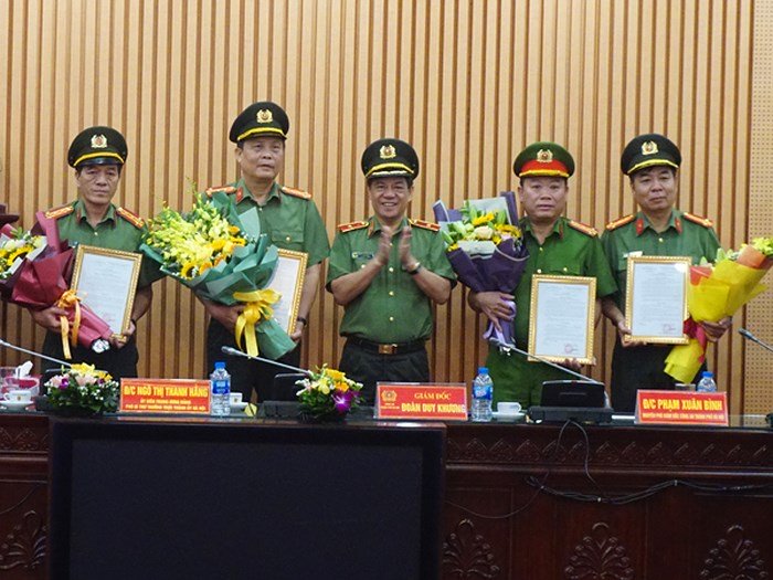 cong bo quyet dinh nghi huu voi 2 pho giam doc cong an ha noi