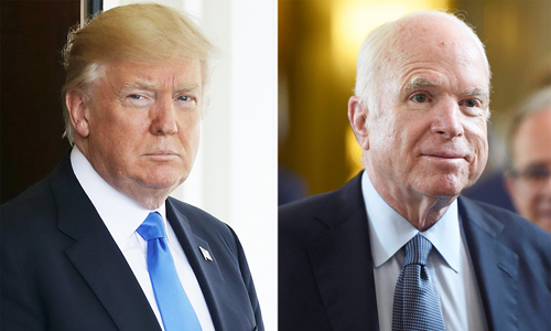 trump hung chi trich vi khong ra tuyen bo ca ngoi john mccain