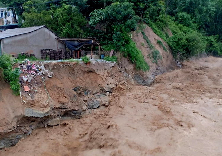 nhieu xa o thanh hoa bi co lap do mua lu mot nguoi chet