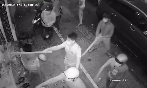 hon 10 nguoi dap pha nha hang o trung tam sai gon