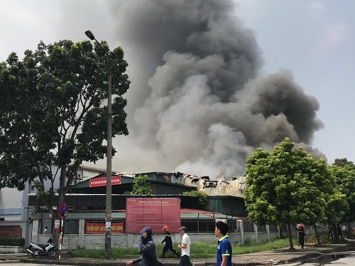 khoi lua bao trum cong ty nhua o ha noi