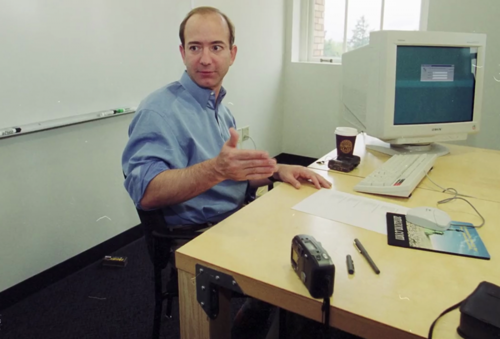 ty phu hang dau the gioi lam viec tren chiec ban the nao