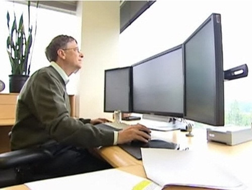 ty phu hang dau the gioi lam viec tren chiec ban the nao