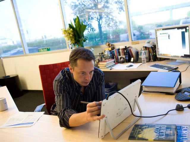 ty phu hang dau the gioi lam viec tren chiec ban the nao