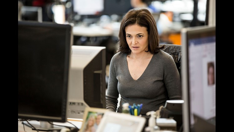 ty phu hang dau the gioi lam viec tren chiec ban the nao