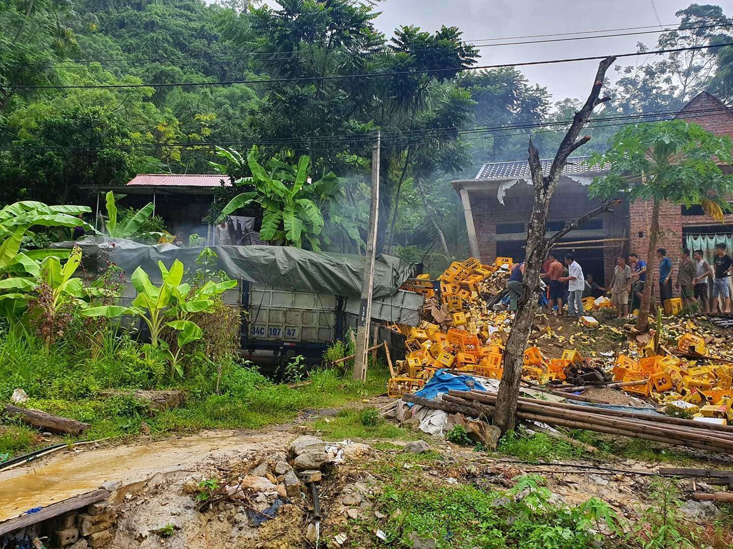 xe cho bia lao vao nha o thanh hoa tai xe va phu xe tu vong