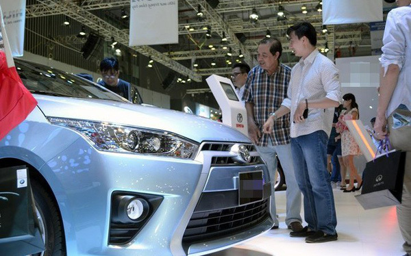 o to nhap ao vao nhu ca gap nuoc gia giam xe noi lo het duong