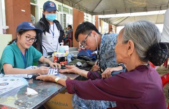 khong luc my kham benh xay truong cho nguoi dan quang nam