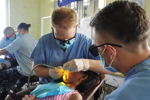 khong luc my kham benh xay truong cho nguoi dan quang nam