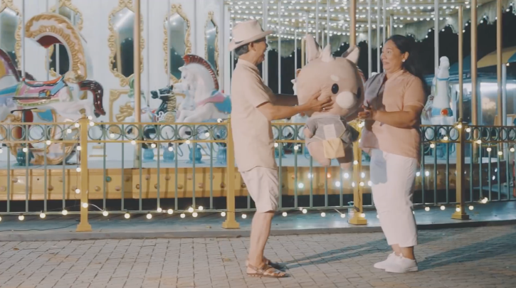 Ông chú 'soái ca' gây sốt với chuyến du lịch trong mơ dành cho vợ ong chu soai ca gay sot voi chuyen du lich trong mo danh cho vo