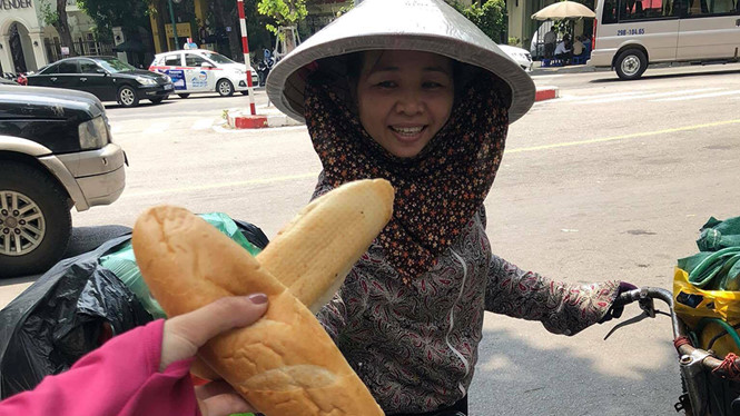 tu banh mi thien tam 200 chiec moi ngay cho nguoi ngheo giua pho ha noi