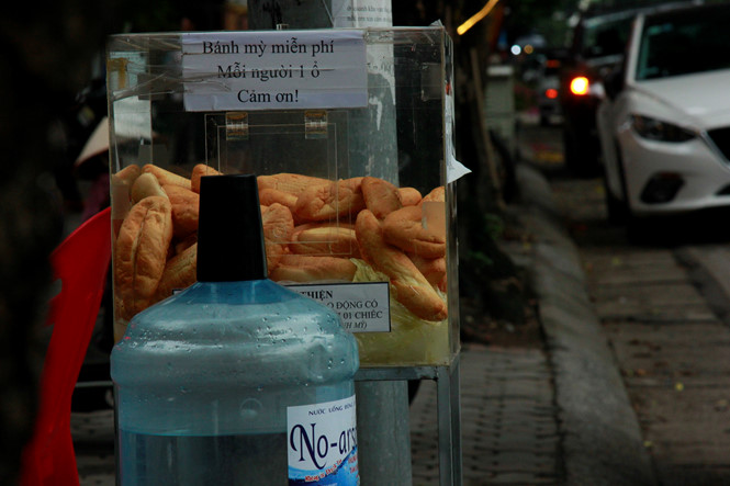 tu banh mi thien tam 200 chiec moi ngay cho nguoi ngheo giua pho ha noi