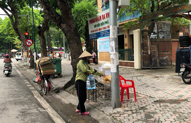 tu banh mi thien tam 200 chiec moi ngay cho nguoi ngheo giua pho ha noi