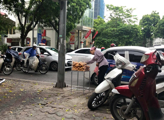 tu banh mi thien tam 200 chiec moi ngay cho nguoi ngheo giua pho ha noi