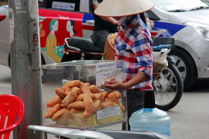 tu banh mi thien tam 200 chiec moi ngay cho nguoi ngheo giua pho ha noi