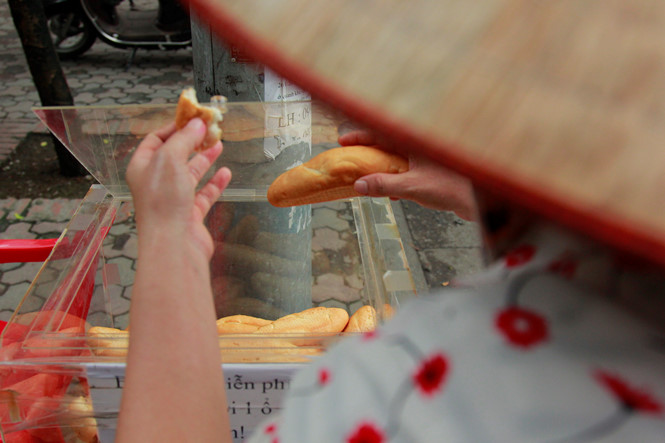 tu banh mi thien tam 200 chiec moi ngay cho nguoi ngheo giua pho ha noi