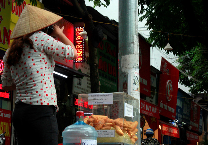 tu banh mi thien tam 200 chiec moi ngay cho nguoi ngheo giua pho ha noi