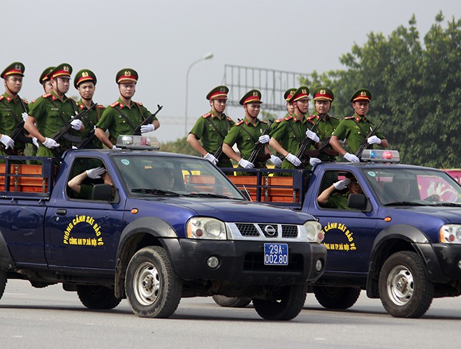 anh ngam dan xe khung chong khung bo bao dong cua cong an ha noi